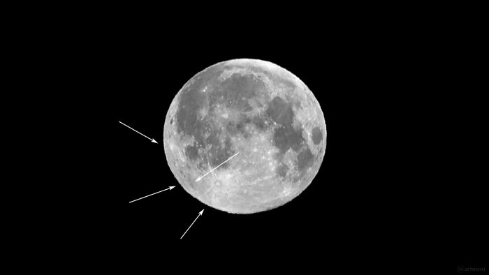 Pfeile deuten den Halbschatten der Halbschatten-Mondfinsternis um 06:00 Uhr an. Halbschatten-Finsternisgröße 10,3 %, 2°36' über dem Horizont.