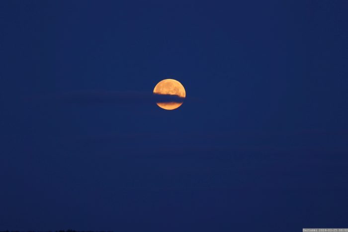Vollmond am Westhimmel von Eisingen - 11 Minuten nach Beginn der Halbschatten-Mondfinsternis am 25. März 2024.