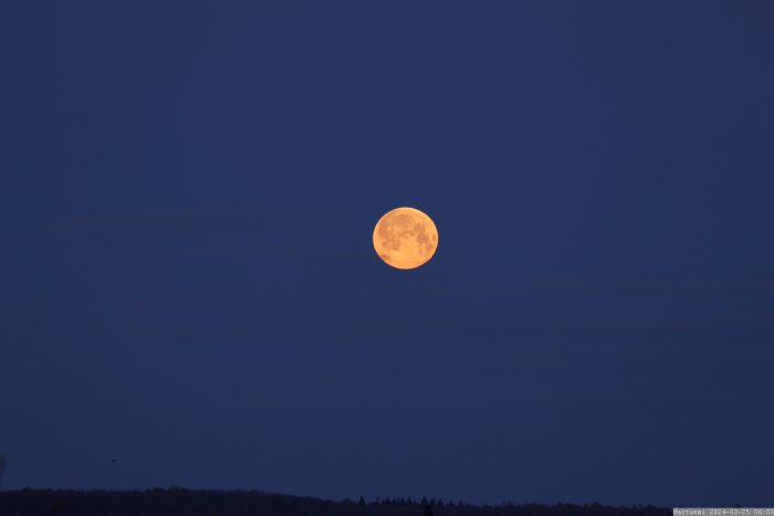 Vollmond am Westhimmel von Eisingen - 12 Minuten nach Beginn der Halbschatten-Mondfinsternis am 25. März 2024.