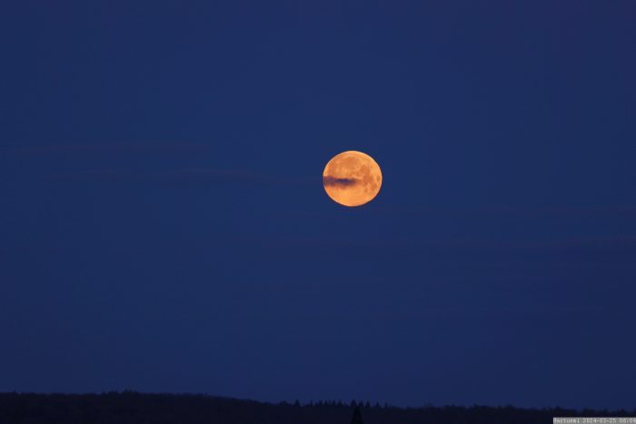 Vollmond am Westhimmel von Eisingen - 13 Minuten nach Beginn der Halbschatten-Mondfinsternis am 25. März 2024.