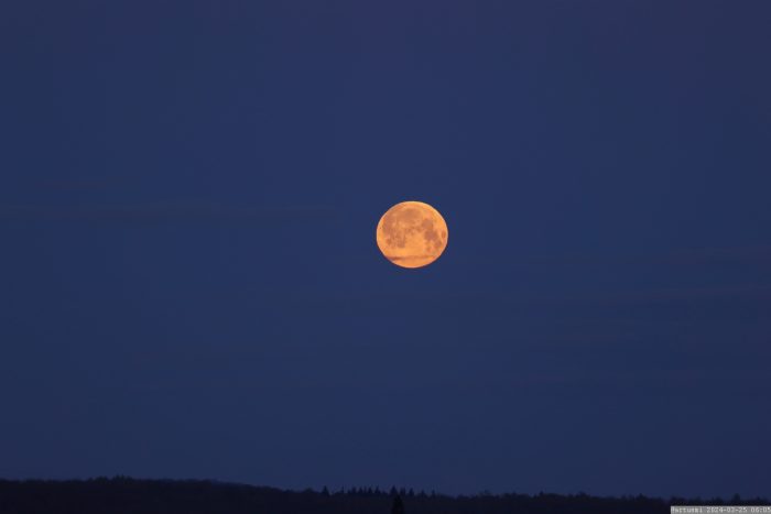 Vollmond am Westhimmel von Eisingen - 14 Minuten nach Beginn der Halbschatten-Mondfinsternis am 25. März 2024.