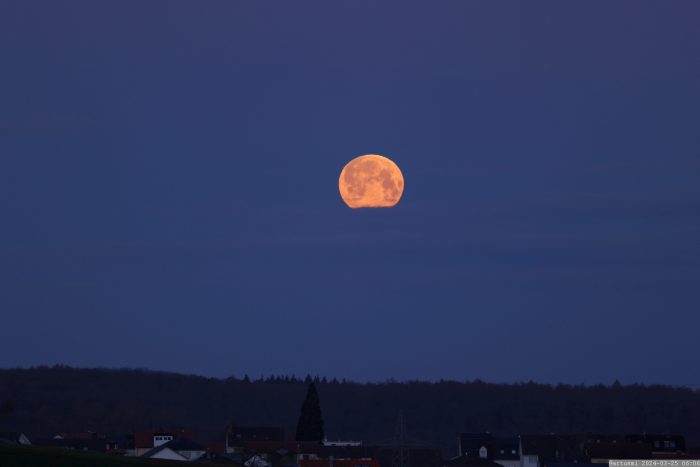 Vollmond am Westhimmel von Eisingen - 15 Minuten nach Beginn der Halbschatten-Mondfinsternis am 25. März 2024.