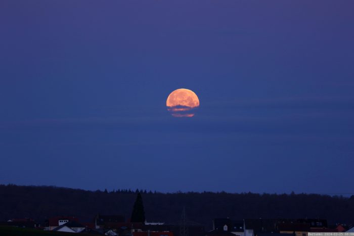 Vollmond am Westhimmel von Eisingen - 17 Minuten nach Beginn der Halbschatten-Mondfinsternis am 25. März 2024.