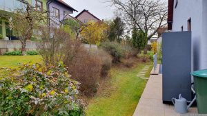 Unser Garten mit Außeneinheit der LWWP am 26. März 2024 nach dem ersten Rasenschnitt