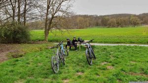 Pause während der Fahrradtour an der Pfetzerquelle und dem Zulauf zum Haselbach Nähe AS Helmstadt am 30. März 2024 (Karsamstag).
