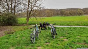 Pause während Fahrradtour an der Pfetzerquelle und dem Zulauf zum Haselbach Nähe AS Helmstadt am 30. März 2024 (Karsamstag).