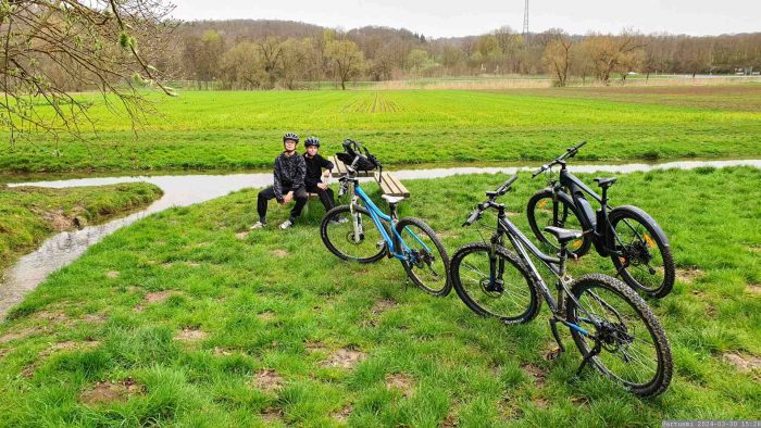 Pause während Fahrradtour an der Pfetzerquelle und dem Zulauf zum Haselbach Nähe AS Helmstadt am 30. März 2024 (Karsamstag).