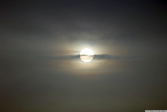 Sonne hinter Saharastaub am 30. März 2024 (Karsamstag) am Westhimmel von Eisingen.