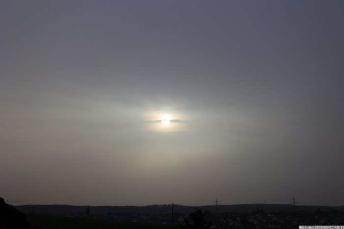 Sonne hinter Saharastaub am 30. März 2024 (Karsamstag) am Westhimmel von Eisingen.