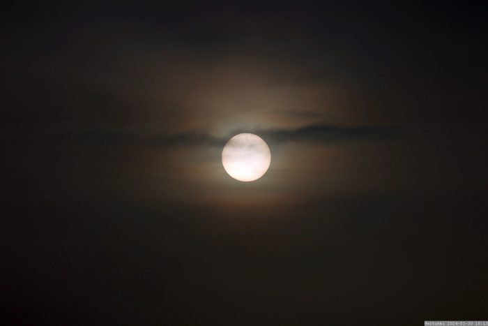 Sonne hinter Saharastaub am 30. März 2024 (Karsamstag) am Westhimmel von Eisingen.