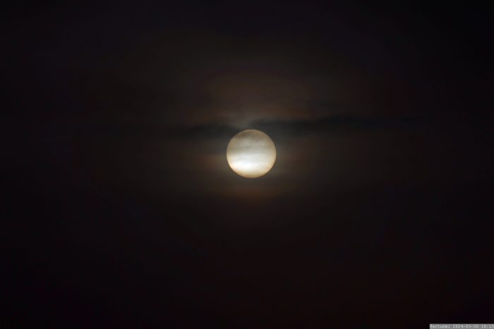 Sonne hinter Saharastaub am 30. März 2024 (Karsamstag) am Westhimmel von Eisingen.