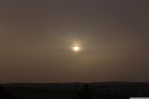 Sonne hinter Saharastaub am 30. März 2024 (Karsamstag) am Westhimmel von Eisingen.