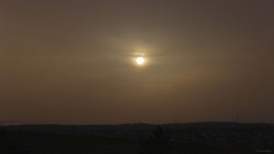 Sonne hinter Saharastaub am 30. März 2024 (Karsamstag) am Westhimmel von Eisingen.