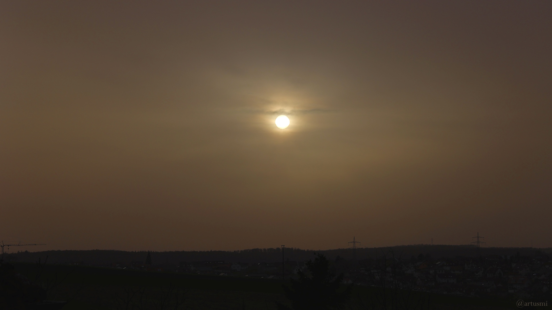 Sonne hinter Saharastaub am 30. März 2024 (Karsamstag) am Westhimmel von Eisingen.