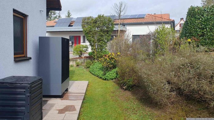 Unser Garten mit Außeneinheit der LWWP am 2. April 2024