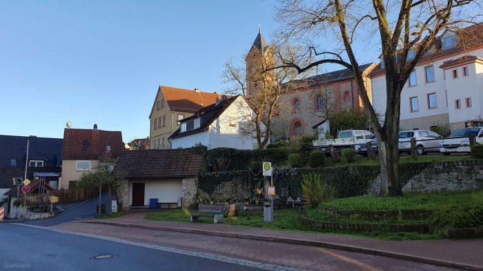 Bushaltestelle in der Hauptstraße am Dorfbrunnen in Eisingen am 4. April 2024.