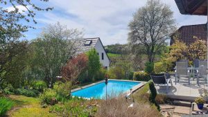 Unser Garten mit Pool am 6. April 2024