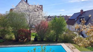 Unser Garten mit Pool am 6. April 2024
