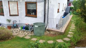 Erste Vorbereitungen am künftigen Platz für die geplante Schwimmbad-Wärmepumpe.