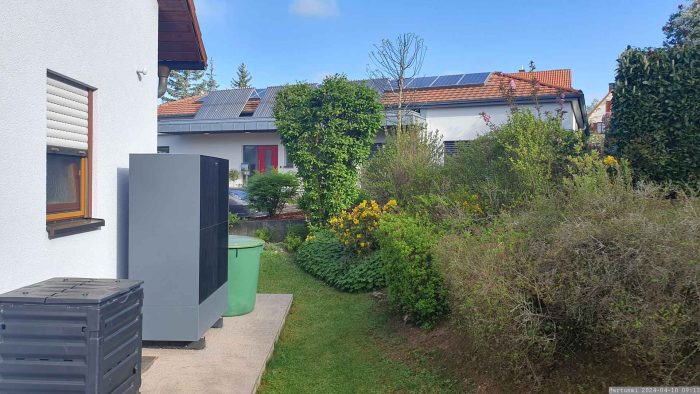 Unser Garten mit Außeneinheit der LWWP am 10. April 2024