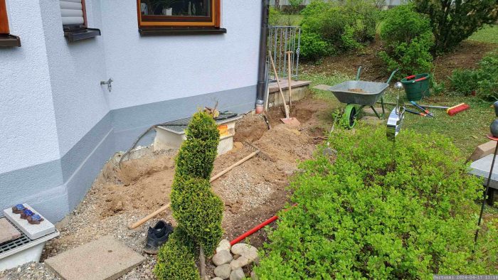 Grabarbeiten wegen der neuen Schwimmbad-Wärmepumpe