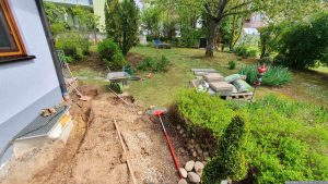 Neue Wegegestaltung und Grabarbeiten wegen der neuen Schwimmbad-Wärmepumpe.