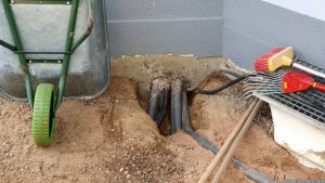 Grabarbeiten wegen der neuen Schwimmbad-Wärmepumpe
