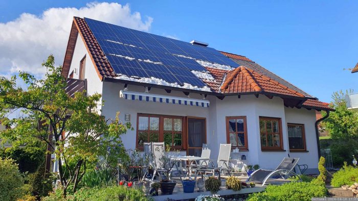 Unsere PV-Anlage eine knappe Stunde nach dem Graupelschauer am 18. April 2024.