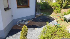 Neugestaltung des Platzes für die Regentonnen und die neue Schwimmbad-Wärmepumpe.