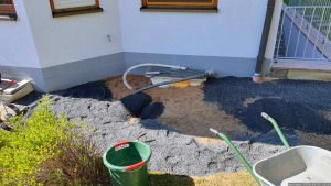 Neugestaltung des Platzes für die Regentonnen und die neue Schwimmbad-Wärmepumpe.