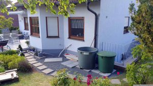 Neugestaltung des Platzes für die Regentonnen und die neue Schwimmbad-Wärmepumpe.