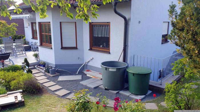 Neugestaltung des Platzes für die Regentonnen und die neue Schwimmbad-Wärmepumpe.