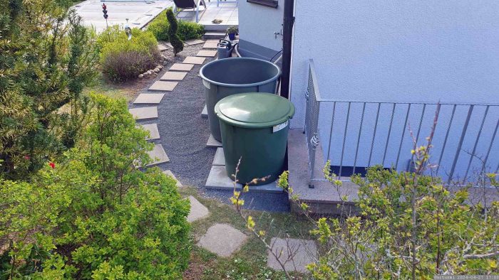 Neugestaltung des Platzes für die Regentonnen und die neue Schwimmbad-Wärmepumpe.