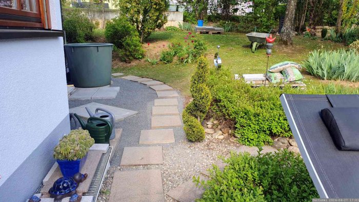 Neugestaltung des Platzes für die Regentonnen und die neue Schwimmbad-Wärmepumpe.