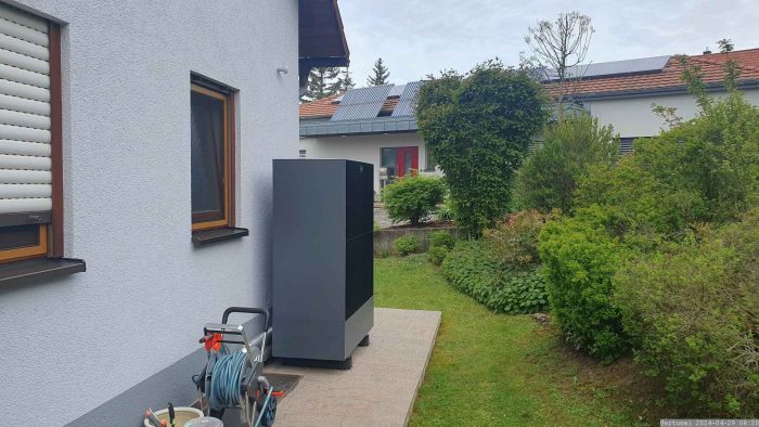 Unser Garten mit Außeneinheit der LWWP am 29. April 2024