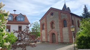 Kirchplatz in Eisingen am 2. Mai 2024