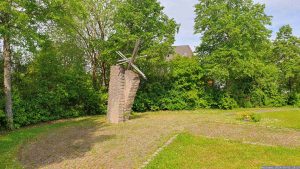 Kreuzschlepper und Urnengrab von Bernhard Hauser im Neuen Friedhof in Eisingen am 2. Mai 2024.