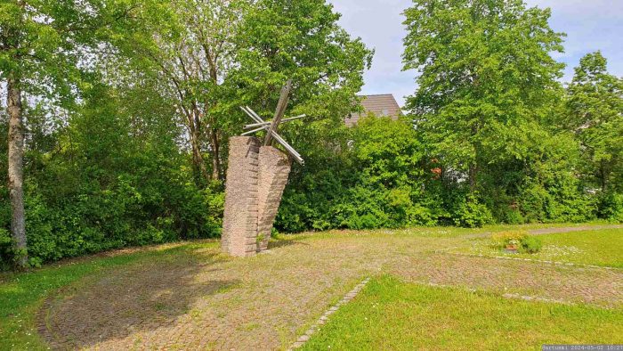 Kreuzschlepper und Urnengrab von Bernhard Hauser im Neuen Friedhof in Eisingen am 2. Mai 2024.