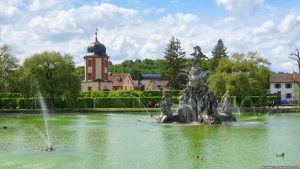 Wasserturm und Großer See mit Wasserspielen im Hofgarten in Veitshöchheim