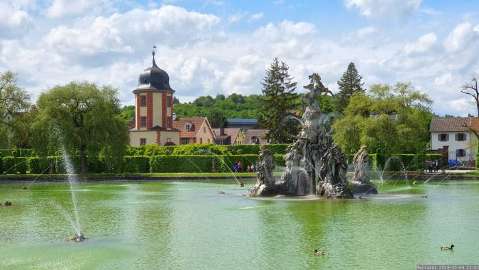 Wasserturm und Großer See mit Wasserspielen im Hofgarten in Veitshöchheim