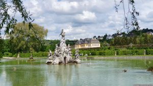 Großer See mit Musenberg Parnass und Pegasus, im Hintergrund das Schloss Veitshöchheim.