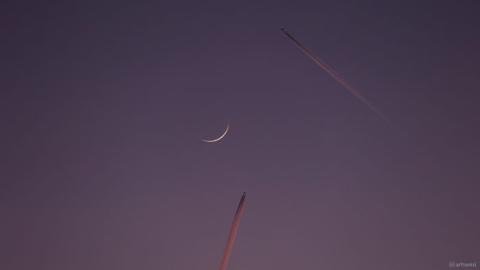 Schmale Mondsichel mit Flugzeugen am 9. Mai 2024
