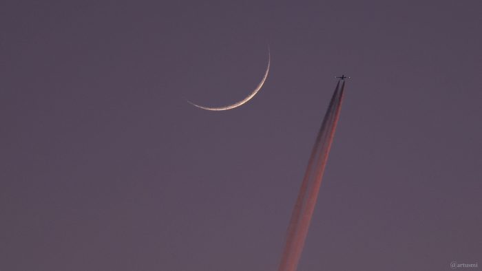 Schmale Mondsichel mit Flugzeug am 9. Mai 2024