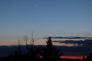 Schmale Mondsichel am 9. Mai 2024 am Abendhimmel