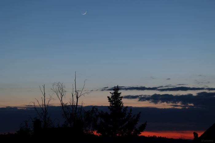 Schmale Mondsichel am 9. Mai 2024 am Abendhimmel