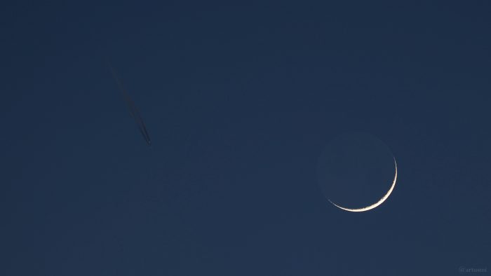 Schmale Mondsichel mit Flugzeug am 9. Mai 2024