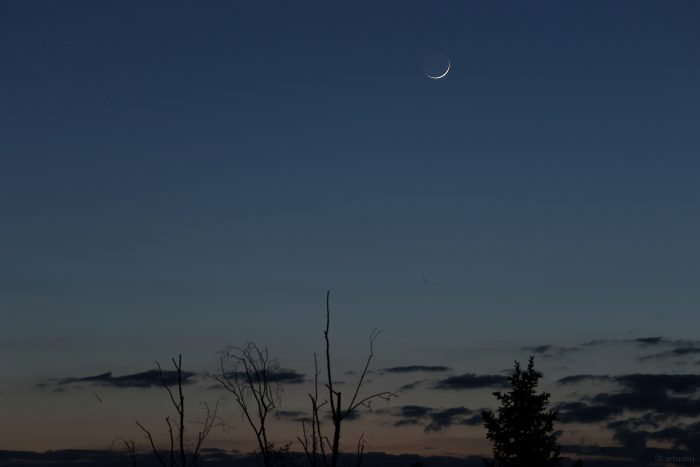 Schmale Mondsichel am 9. Mai 2024 am Abendhimmel