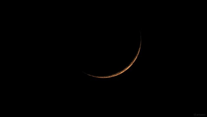 Schmale Mondsichel am 9. Mai 2024, ein Tag nach Neumond.