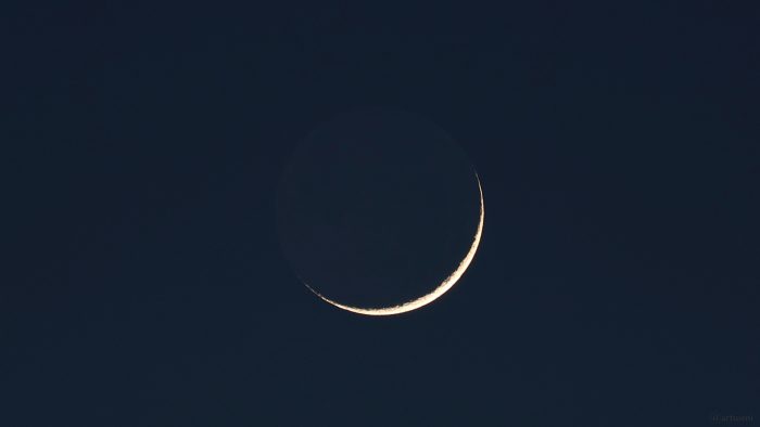 Schmale Mondsichel mit Erdlicht am 9. Mai 2024, ein Tag nach Neumond.