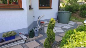 Neugestaltung des Platzes für die Regentonnen und die neue Schwimmbad-Wärmepumpe.